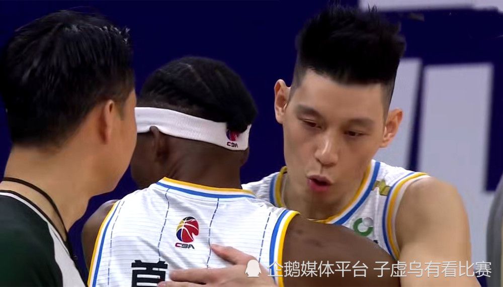 第45分钟，库泰萨禁区前沿内切劲射，斯维拉尔飞身化解。